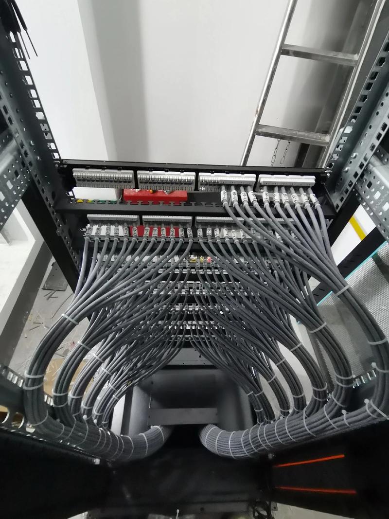 网络机柜中的关键 综合布线、配线架与理线的协同作业